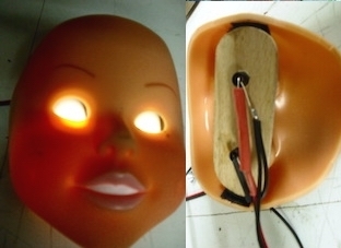 ce masque de poupée lumineux est accesoire de spectacle.