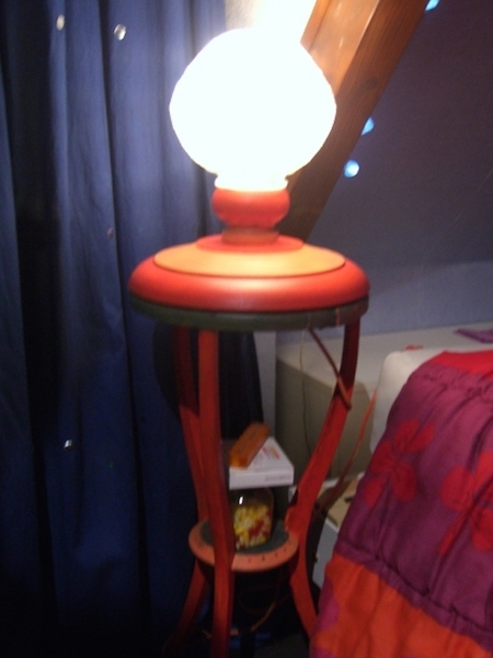 Cette lampe orange est un accessoire de cinéma.