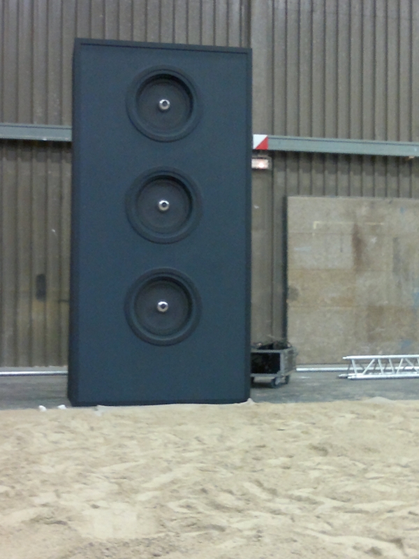 Cette enceinte audio géante en bois noir est un  décor de spectacle.