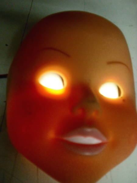 Ce masque de poupée a les yeux éclairés par des leds.